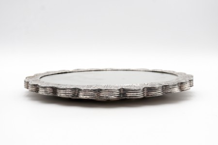 Espelho de parede com moldura em prata profusamente relevada e esculpida