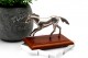 Miniatura de cavalo em prata em vulto perfeito sobre base em madeira
