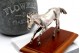Miniatura de cavalo em prata em vulto perfeito sobre base em madeira