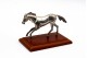 Miniatura de cavalo em prata em vulto perfeito sobre base em madeira