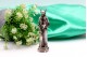 Estatueta em prata de Santo António com auréola segurando menino e flores