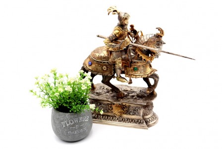 Estátua de cavaleiro de vulto perfeito em prata bicolor com aplicações e relevos