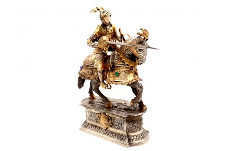 Estátua de cavaleiro de vulto perfeito em prata bicolor com aplicações e relevos