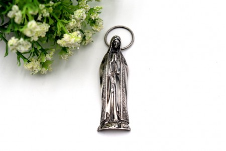 Estatueta em prata com nossa senhora de Fátima e argola de suspensão