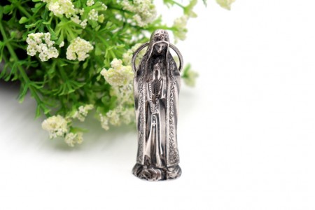 Estatueta em prata com nossa senhora de Fátima e argola de suspensão