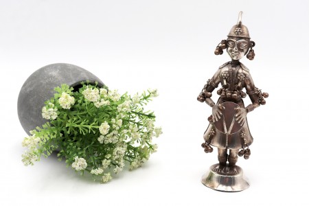 Estatueta em prata de músico tradicional indiano com vários relevos e detalhes