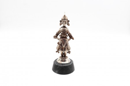 Estatueta em prata de músico tradicional indiano com vários relevos e detalhes