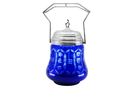 Compoteira em vidro soprado com tampa e pega em prata relevada.