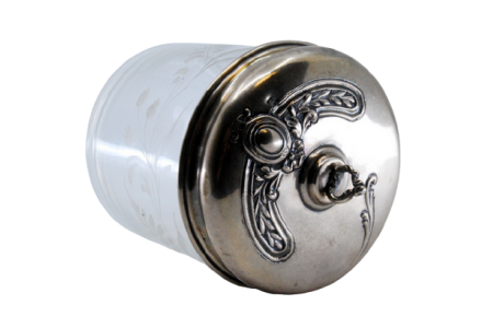 Bomboneira em vidro gravado a ácido com tampa em prata relevada.