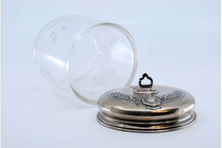 Bomboneira em vidro gravado a ácido com tampa em prata relevada.