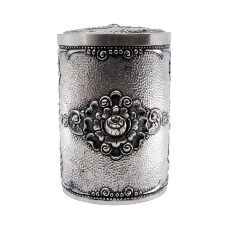 Caixa em prata martelada para chá relevada com conchas e volutas.