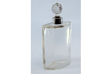 Frasco em vidro com gargalo em prata liso e tampa com vários cortes em vidro fosco