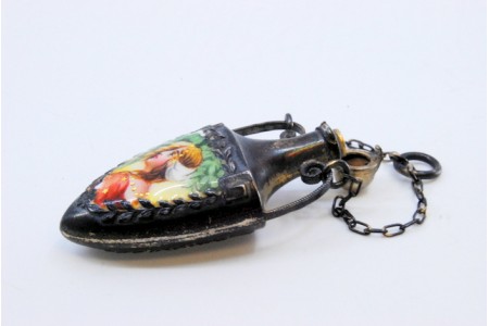 Frasco de perfume em prata em forma de ânfora com figura de senhora em esmalte.