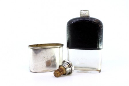 Frasco em vidro com base e tampa em prata com relevos e cartela para monograma