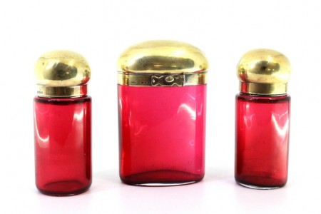 Conjunto de três frascos de toilette em vidro com tampas em prata dourada