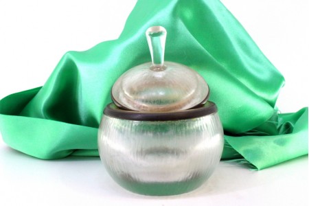 Frasco em vidro bojudo com pomo na tampa e aplicação de estrutura em prata 