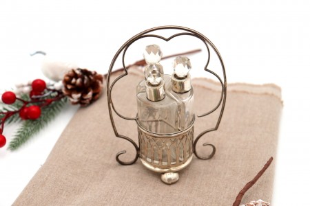 Conjunto de três frascos de perfume de vidro em estrutura de prata recortada com enrolamentos 