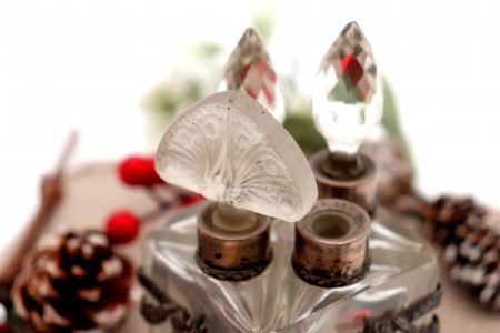 Conjunto de frascos de perfume em vidro com estrutura em prata com motivos 