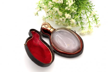 Frasco de perfume em vidro lapidado com tampa relevada 