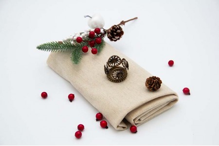 Suporte de frasco em prata de filigrana com flores incrustadas e pétalas esmaltadas.