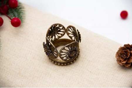 Suporte de frasco em prata de filigrana com flores incrustadas e pétalas esmaltadas.