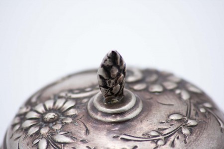 Frasco em vidro lapidado com tampa em prata relevada.