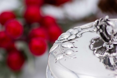 Frasco em vidro moldado com tampa amovível em prata com motivos florais relevadas envolvendo cartela para monograma 