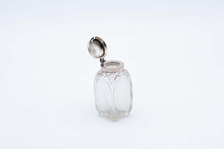 Frasco em vidro relevado com tampa de prata lisa