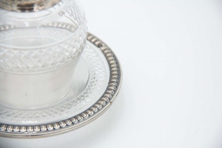 Frasco de perfume com estrutura e base em vidro