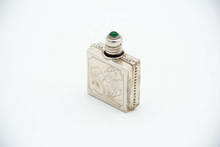 Frasco de perfume em prata com motivos florais