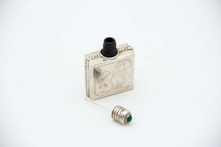 Frasco de perfume em prata com motivos florais