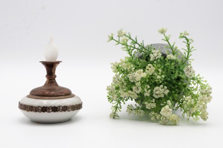 Frasco de perfume em porcelana com aplicação de prata e friso com motivos florais na envolvência.