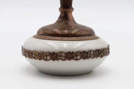 Frasco de perfume em porcelana com aplicação de prata e friso com motivos florais na envolvência.