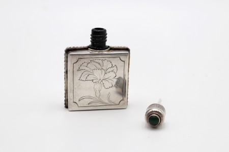 Frasco de perfume em prata com cravo gravado nas duas faces e friso perlado