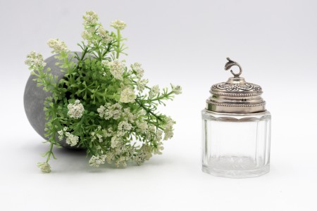 Frasco de vidro lapidado e tampa em prata com friso perlado, pomo recortado 