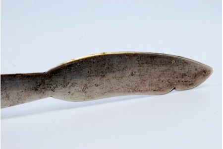 Faca para manteiga em prata com o cabo perlado.