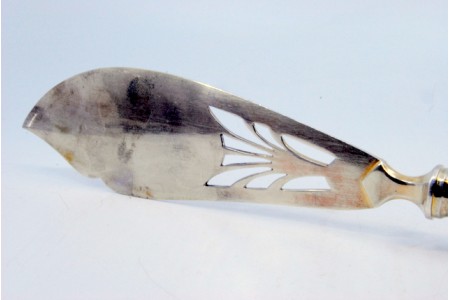 Faca de peixe em prata recortada