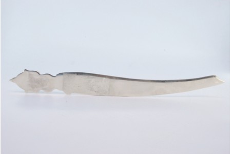 Abre cartas em prata com gravados na lâmina e cabeça de duende no cabo.