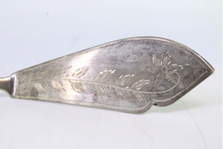 Faca para queijo em prata com motivos florais gravados e cabo relevado ao estilo caninhas.