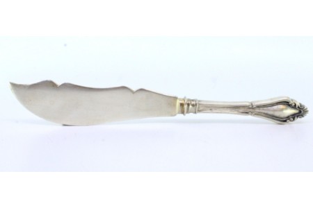 Faca para queijo em prata relevada no cabo envolvendo cartela para monograma.