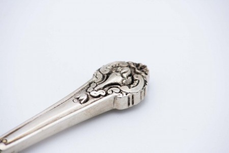 Faca de queijo em prata com lâmina em prata dourada.