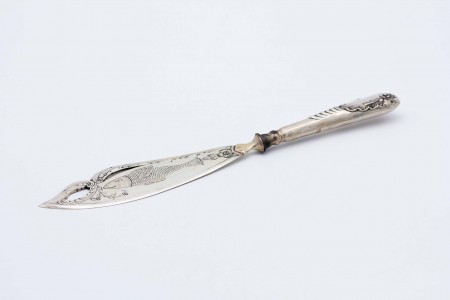 Faca de peixe em prata recortada