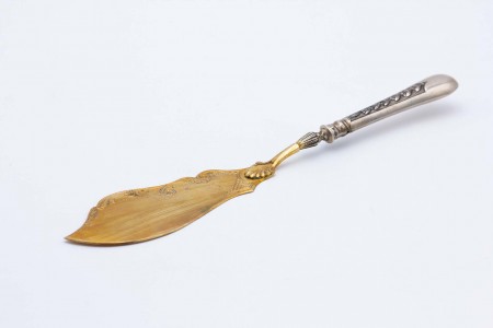 Faca de peixe em prata recortada com motivos florais gravados