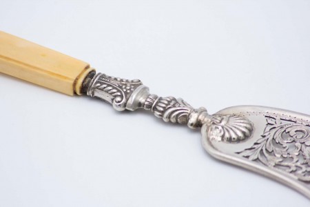  Faca para peixe em prata recortada, com gravados na lâmina 