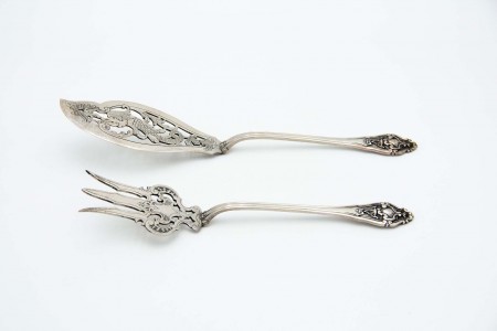 Faca e garfo de peixe em prata recortada