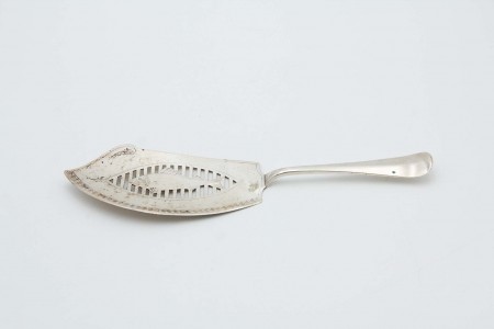 Espátula em prata recortada para serviço de peixe com relevos gravados 