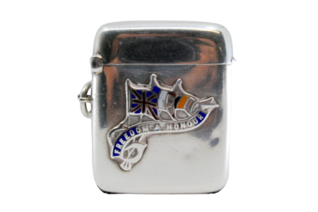 Fosforeira em prata relevada com tampa basculante e argola de suspensão.