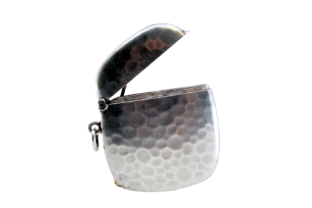  Fosforeira em prata martelada com tampa basculante e argola de suspensão.