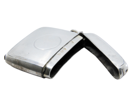 Fosforeira de prata com gravados envolvendo cartela para monograma e tampa basculante.