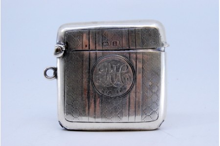  Fosforeira em prata com gravados canelados envolvendo cartela para monograma.